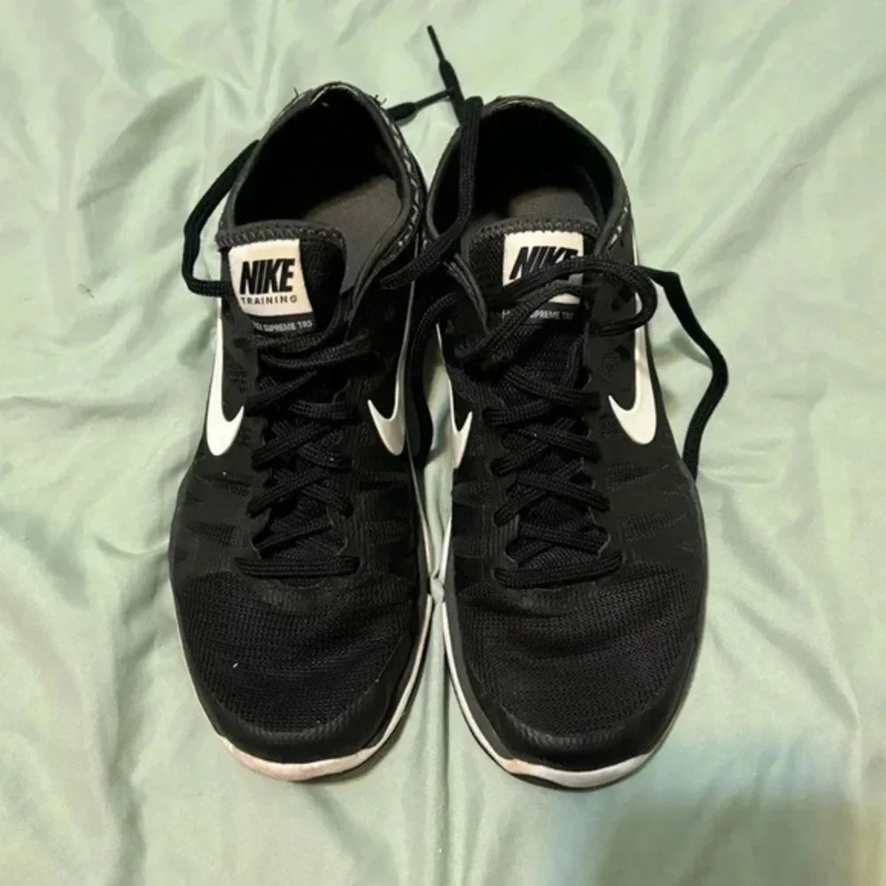 NIKE women’s black and white nike with chevron lining size 8 gently worn